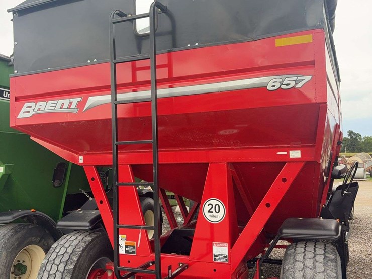 brendt-657-gravity-wagon-roll-tarp,-left-hand-unload,-fenders,-lights-&-brakes,-445/65r22.5-tires,-has-few-dings-on-unloading-side-image-2