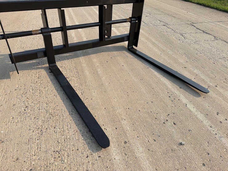 m&j-volvo-mount-pallet-forks-image-6