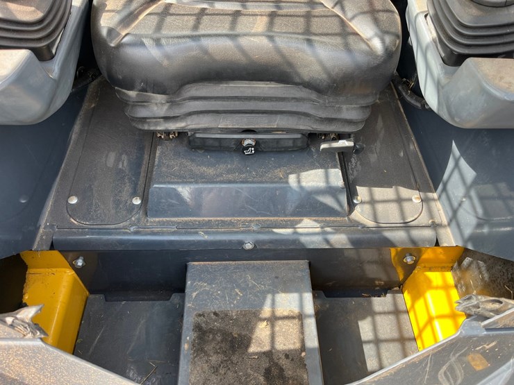 2018-deere-317g-image-17