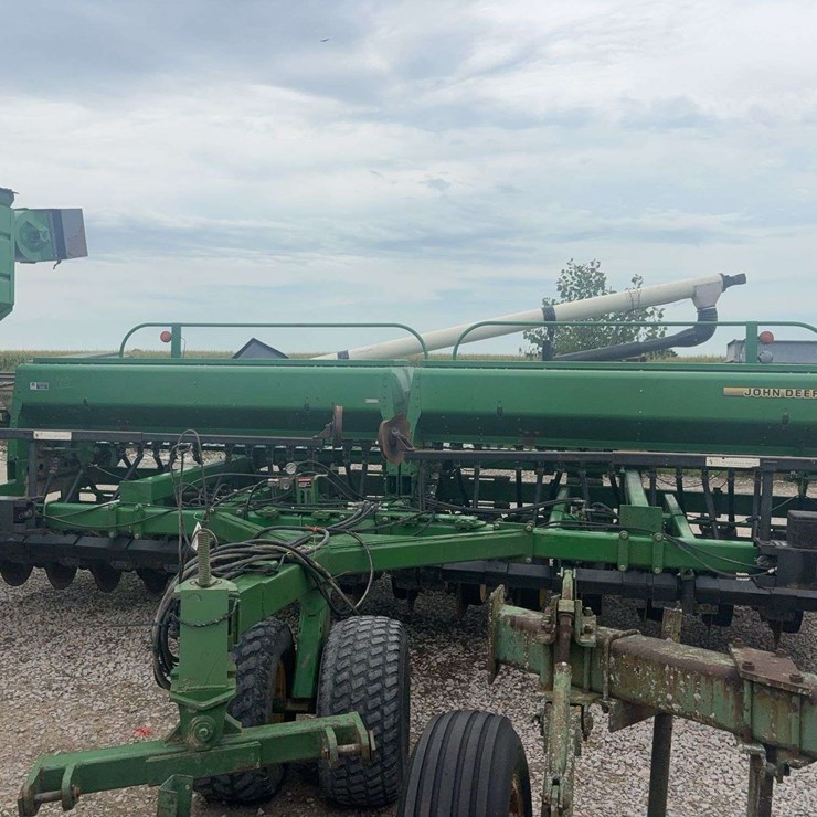 JOHN DEERE 750