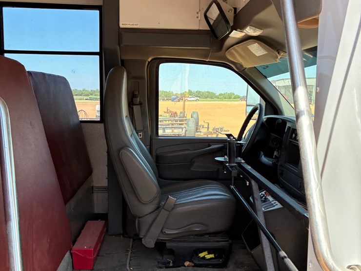 #t8879-•-chevy-bus-image-12