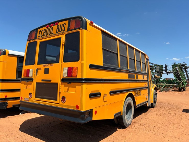 #t8880-•-freightliner-bus-image-4