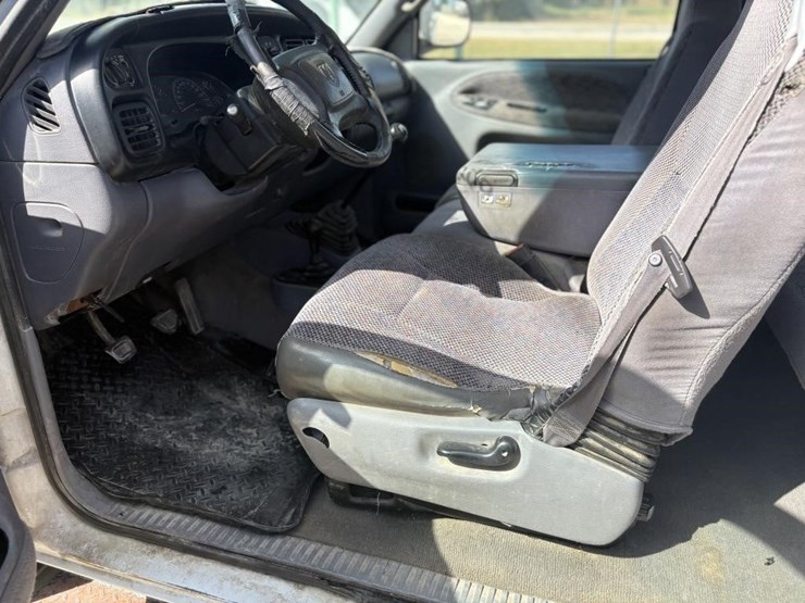 2001-dodge-2500-image-14