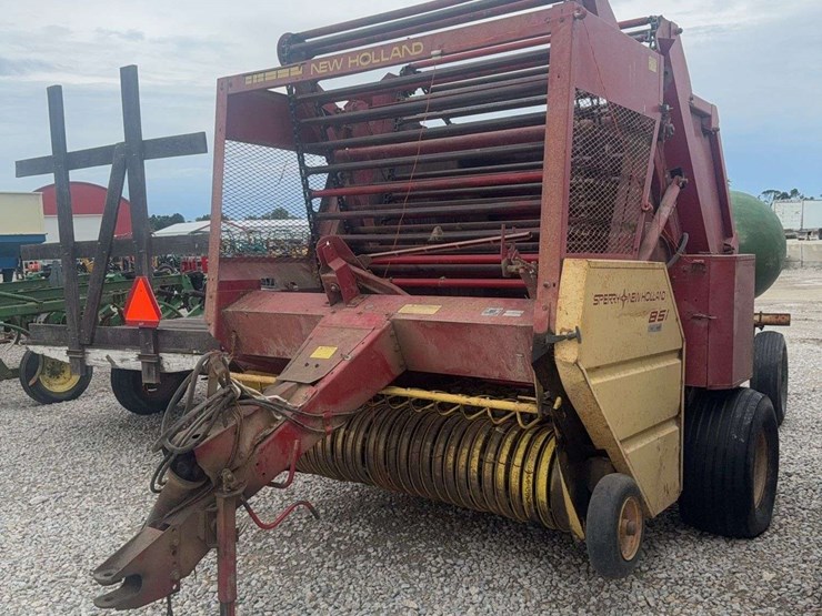 new-holland-851-image-1
