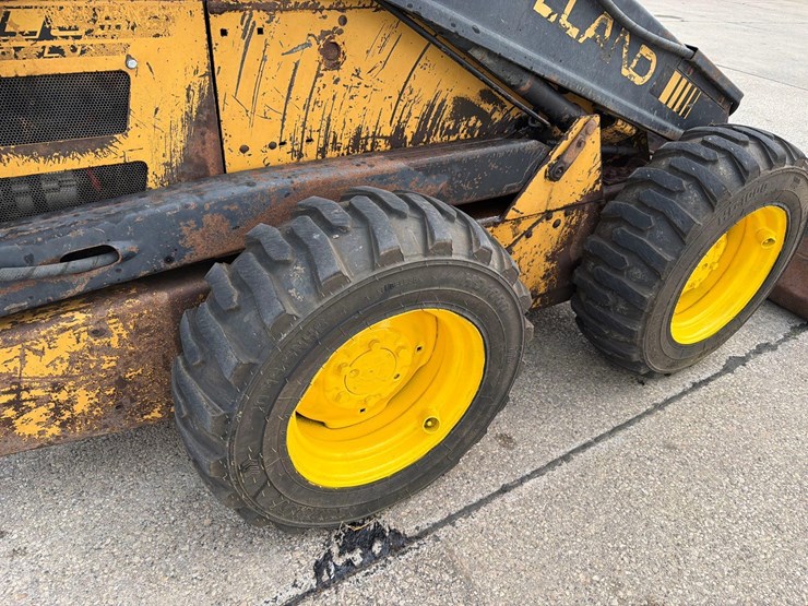 new-holland-l555-image-19