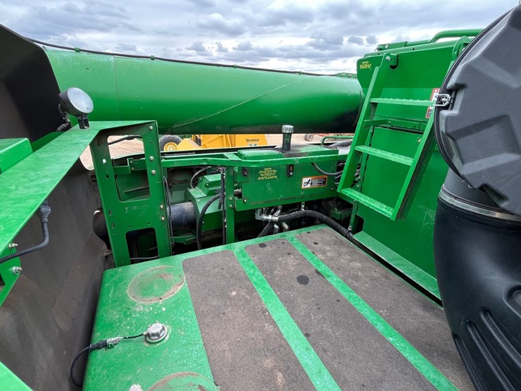 2011-john-deere-s670-image-16