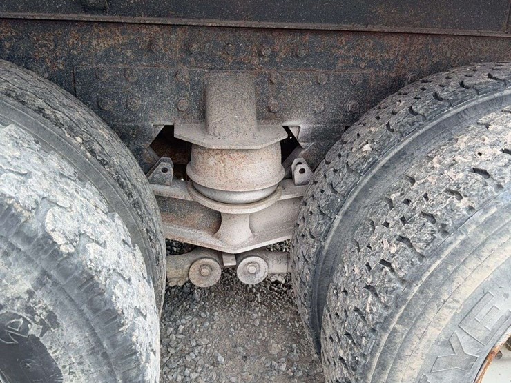 2002-peterbilt-330-image-7
