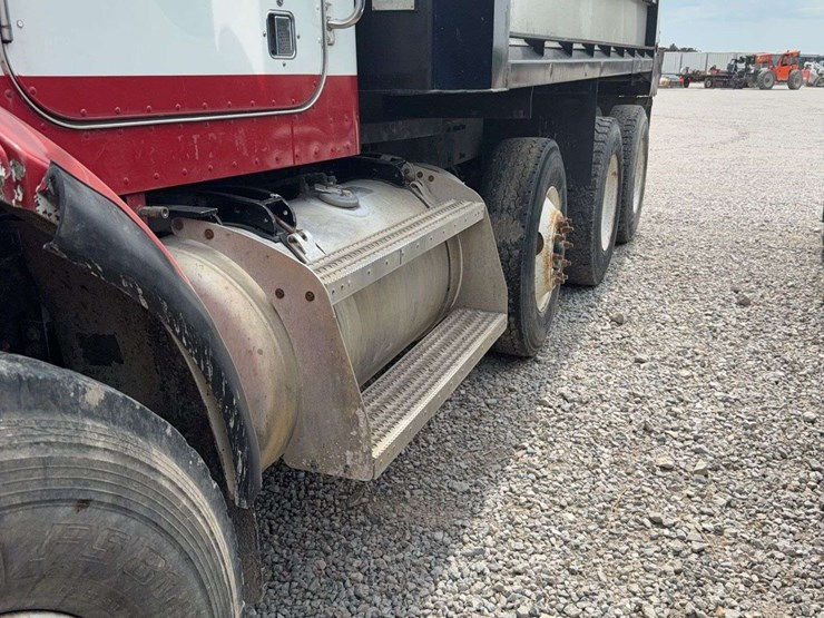 2002-peterbilt-330-image-4