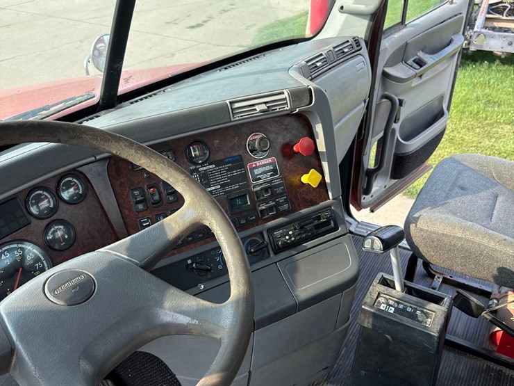 1999-freightliner-columbia-semi-truck-image-61