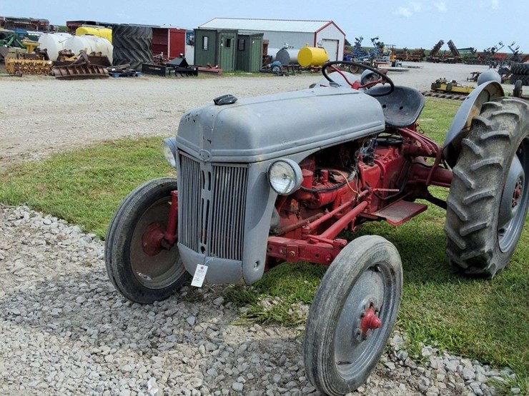 1950-ford-8n-image-3