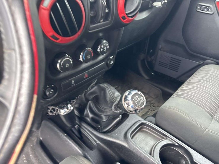 2012-jeep-wrangler-image-19