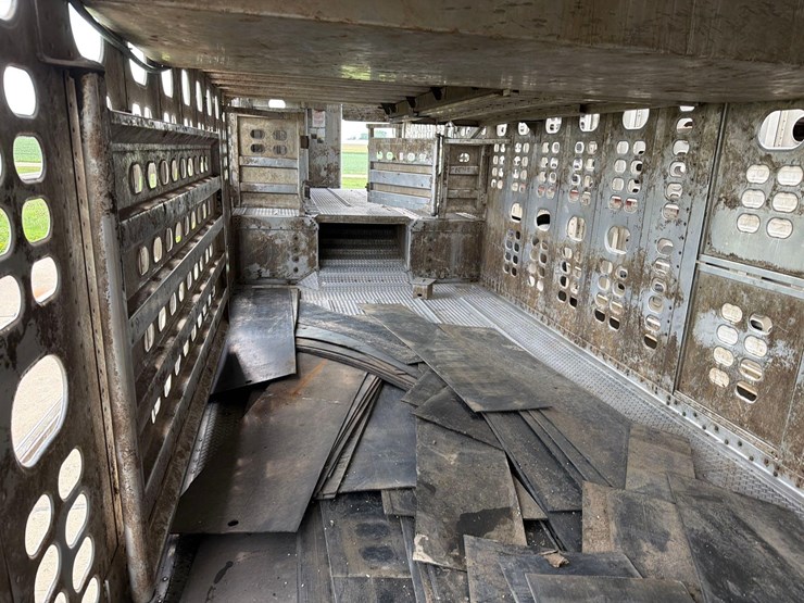 2016-wilson-livestock-trailer-image-53