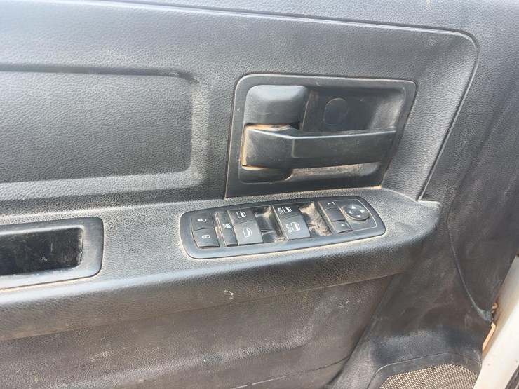 2016-dodge-3500-image-23