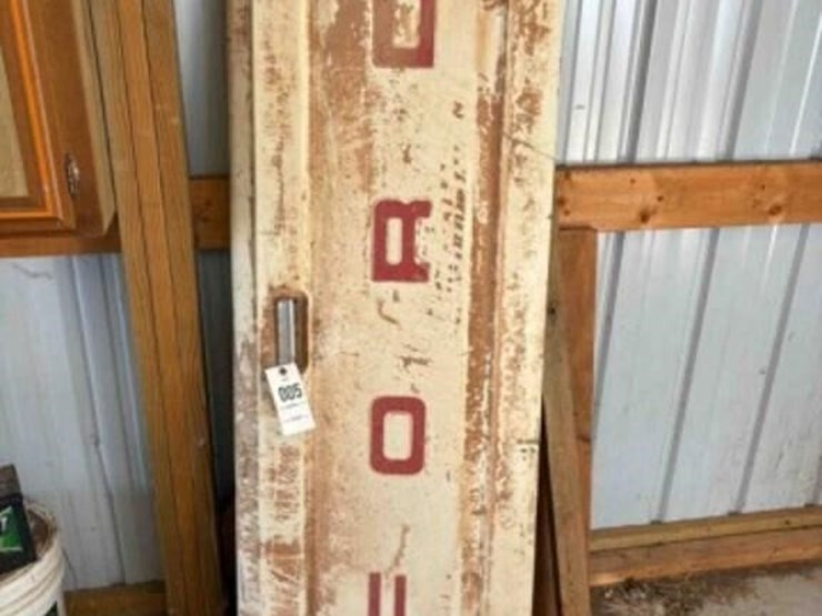 vintage-ford-tailgate-image-1