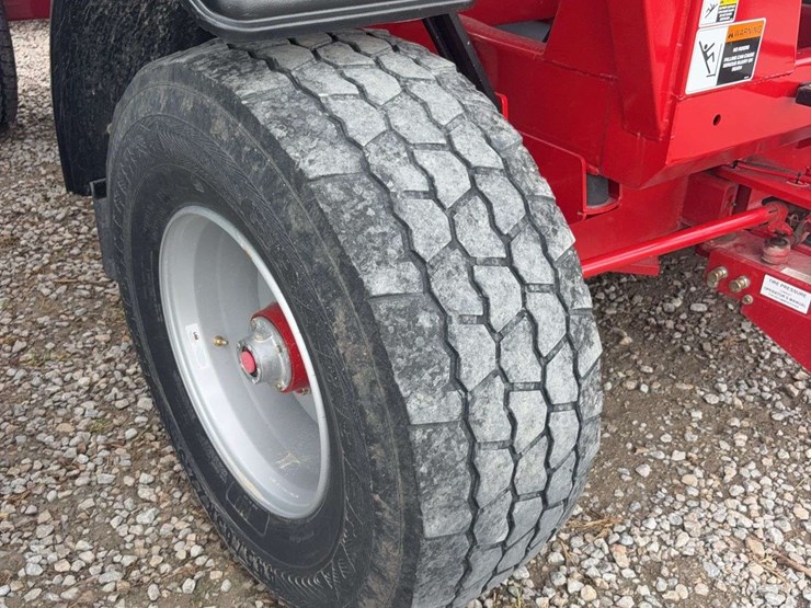 brendt-657-gravity-wagon-roll-tarp,-left-hand-unload,-fenders,-lights-&-brakes,-445/65r22.5-tires,-has-few-dings-on-unloading-side-image-7