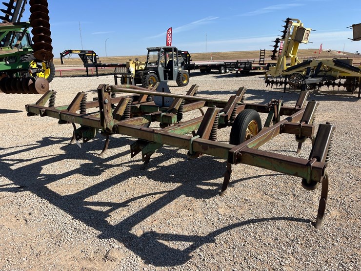 #t15179-•-john-deere-chisel-plow-image-1