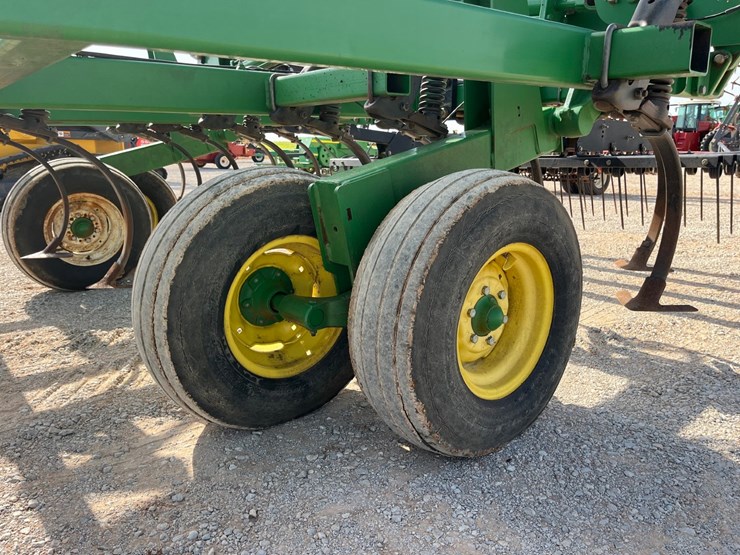 2013-john-deere-2210-image-15