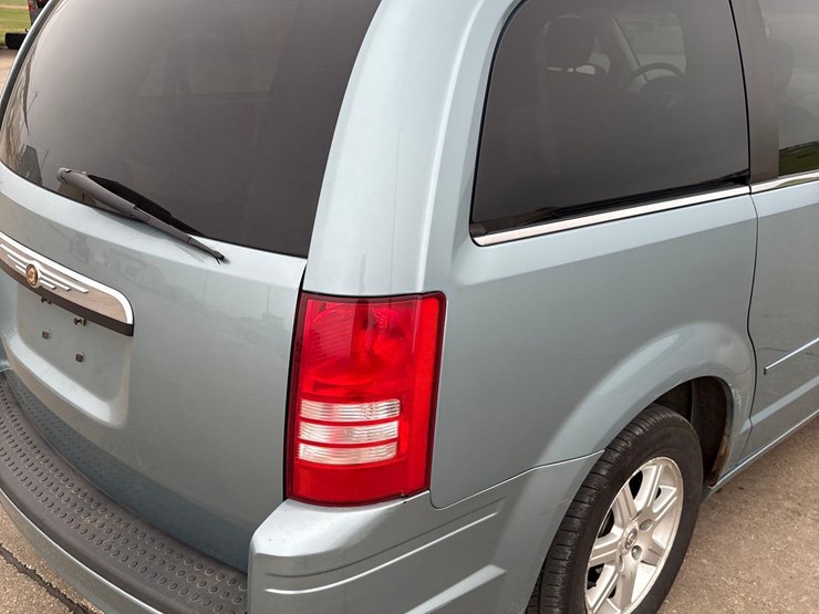 2008-chrysler-town-&-country-touring-image-21
