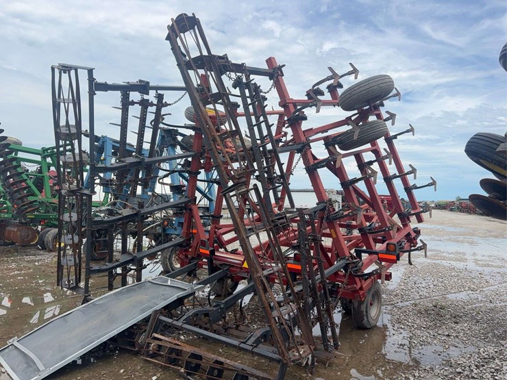 case-4300-field-cultivator-30ft,-5-bar-harrow-and-basket,-c-shank,-walking-tandems-image-6