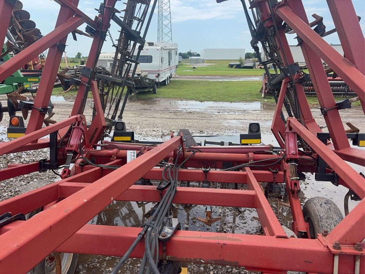 case-4300-field-cultivator-30ft,-5-bar-harrow-and-basket,-c-shank,-walking-tandems-image-13