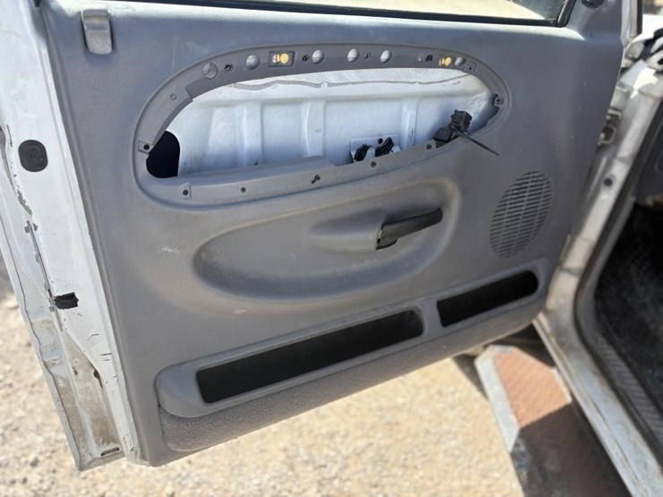 2001-dodge-2500-image-23