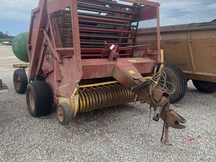 new-holland-851-image-2