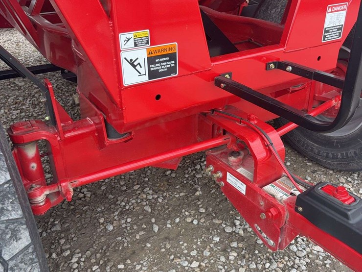 brendt-657-gravity-wagon-roll-tarp,-left-hand-unload,-fenders,-lights-&-brakes,-445/65r22.5-tires,-has-few-dings-on-unloading-side-image-22