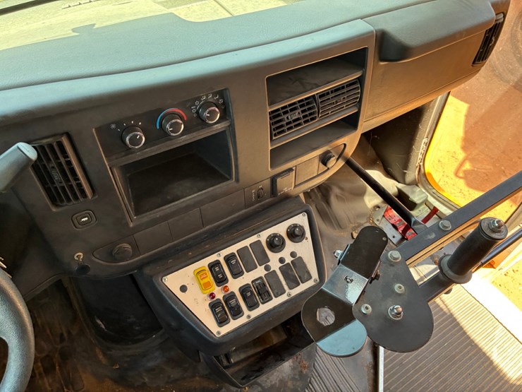 #t8879-•-chevy-bus-image-15
