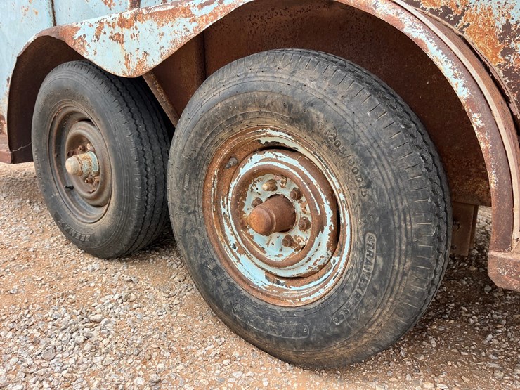 #t8841-•-horse-trailer-image-4