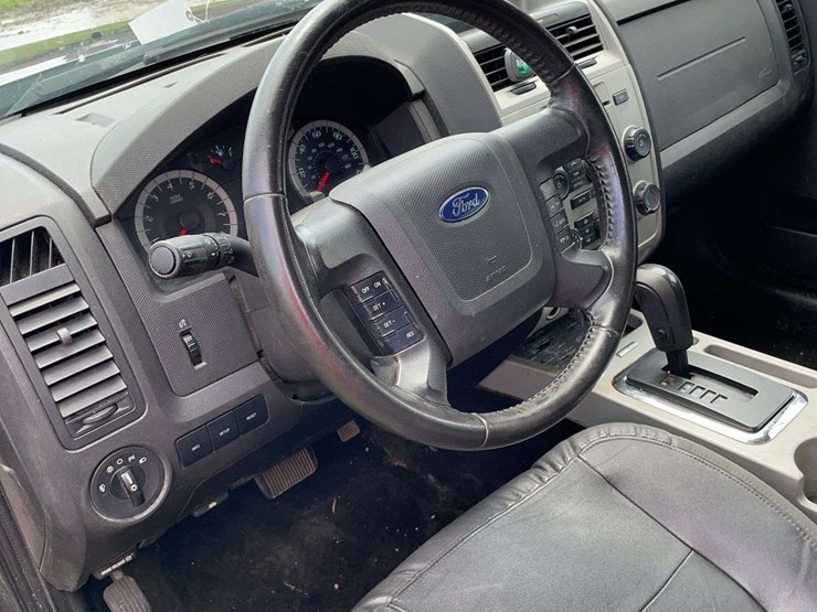 2010-ford-escape-image-5