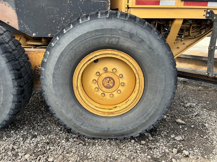 2010-caterpillar-143h-image-13