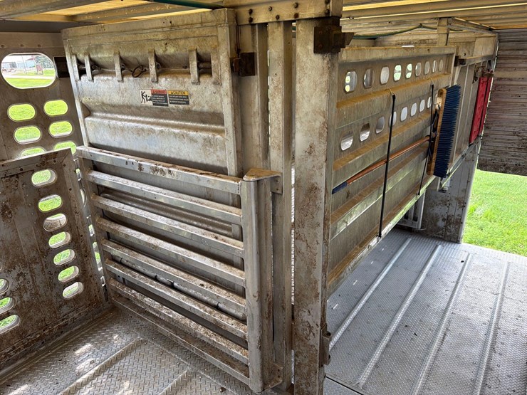 2016-wilson-livestock-trailer-image-66
