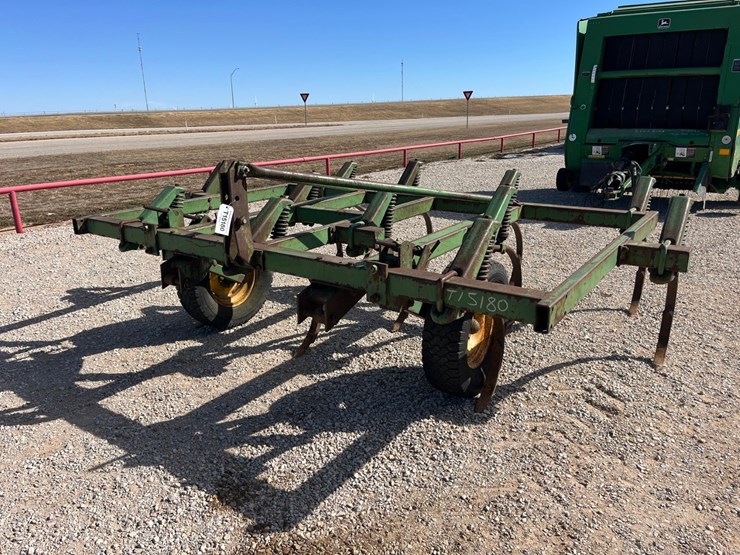 #t15180-•-john-deere-chisel-plow-image-1