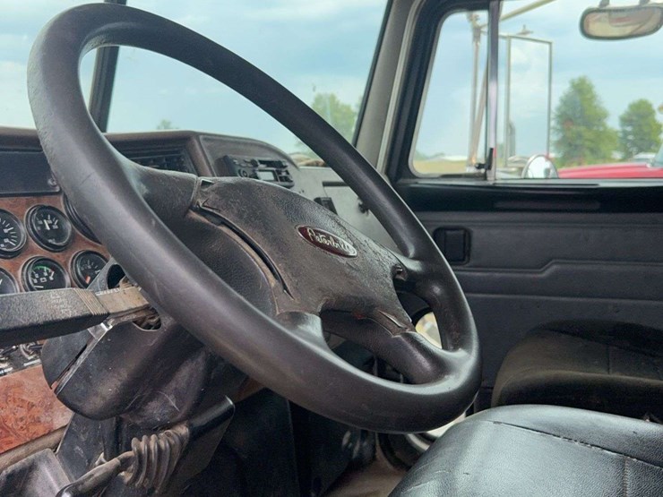2002-peterbilt-330-image-16