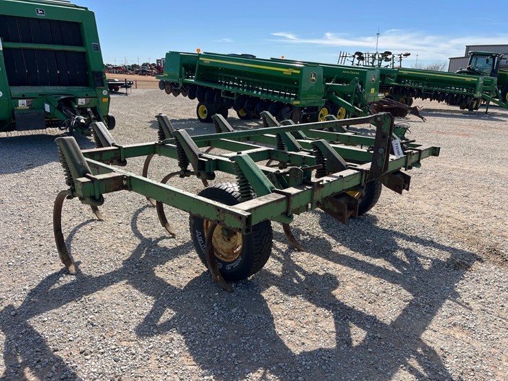 #t15180-•-john-deere-chisel-plow-image-3