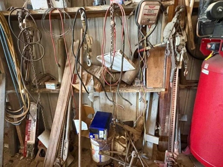 contents-of-ne-wall---assort.-of-tools-image-2