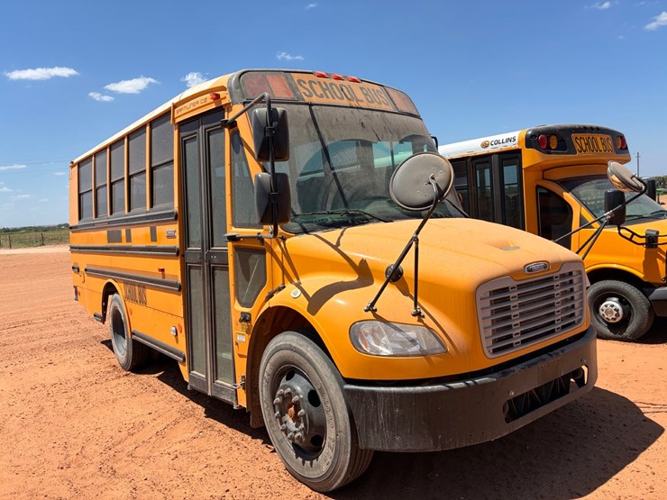 #t8880-•-freightliner-bus-image-2