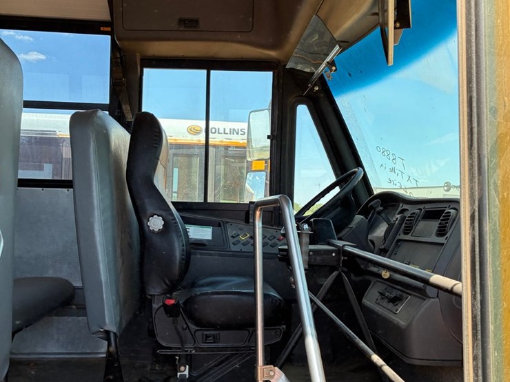 #t8880-•-freightliner-bus-image-8