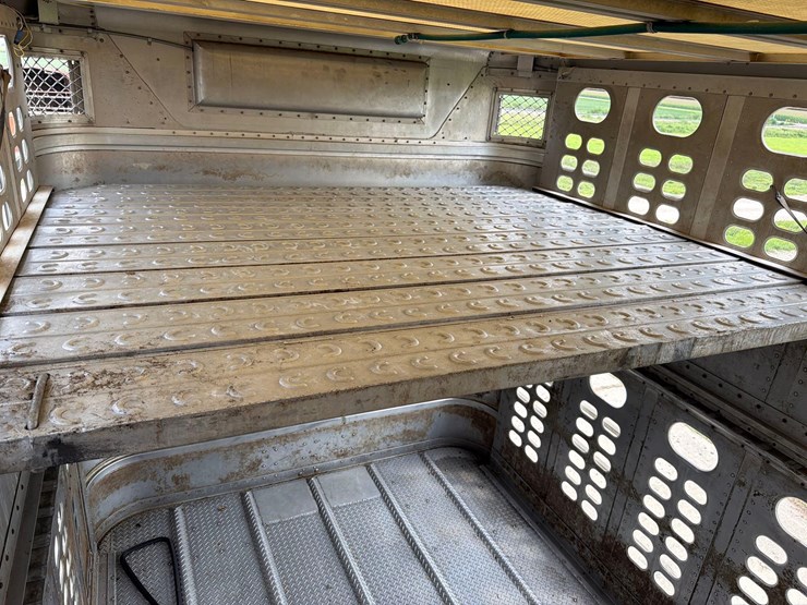 2016-wilson-livestock-trailer-image-61
