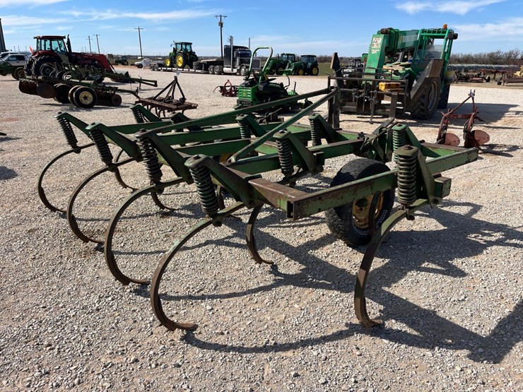 #t15180-•-john-deere-chisel-plow-image-4