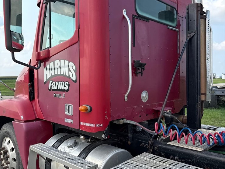 1999-freightliner-columbia-semi-truck-image-42
