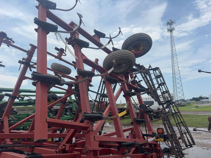 case-4300-field-cultivator-30ft,-5-bar-harrow-and-basket,-c-shank,-walking-tandems-image-12