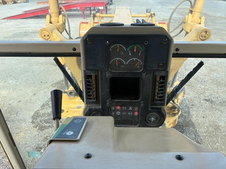 2010-caterpillar-143h-image-27