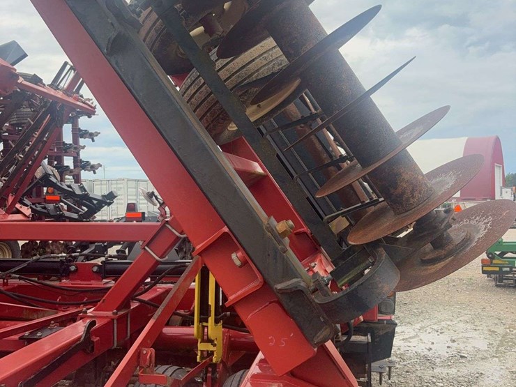 25ft-reel-disk,-levelly-bar,-5-bar-harrow,-single-rolling-basket,-tandem-axle,-19"-disc-blade-and-beater-bar.-image-4