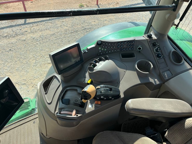 2014-john-deere-6210r-image-23