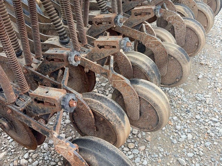 great-plains-15ft-no-till-drill,-7.5''-spacing,-narrow-press-wheels-in-box,-pull-type,-tandem-axle-image-13