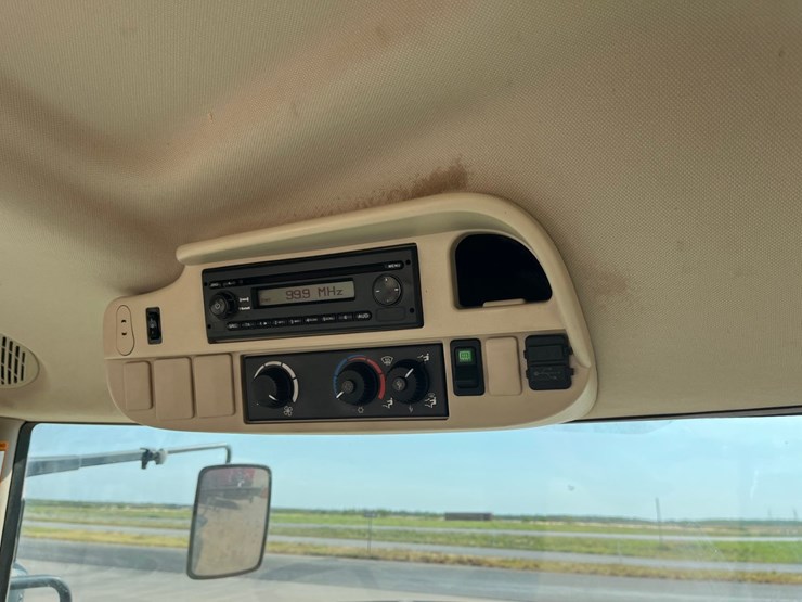 2014-john-deere-6210r-image-25