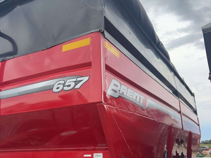 brendt-657-gravity-wagon-roll-tarp,-left-hand-unload,-fenders,-lights-&-brakes,-445/65r22.5-tires,-has-few-dings-on-unloading-side-image-24