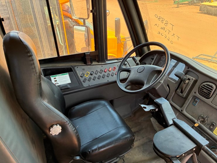 #t8880-•-freightliner-bus-image-9