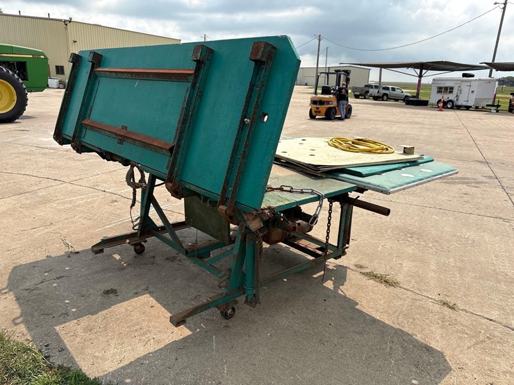 douglas-tilt-master-hoof-trimming-table-image-5